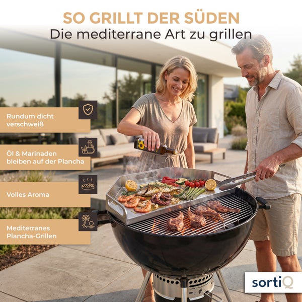Ein Paar grillt auf einer Plancha Grillplatte auf einem Kugelgrill im Freien mit Gemüse und Fisch.