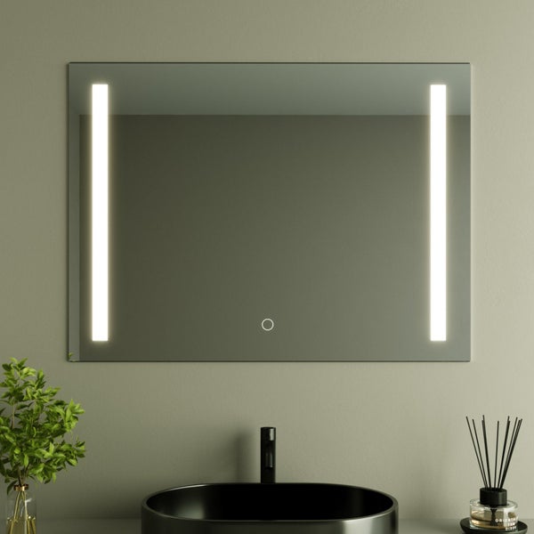 Rechteckiger Badezimmerspiegel mit integrierter LED Beleuchtung und Touch Sensor an der Wand über einem Waschbecken.