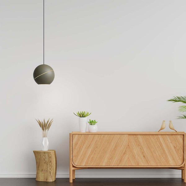 Wohnzimmer mit Pendelleuchte, Holzkommode und Dekorationen