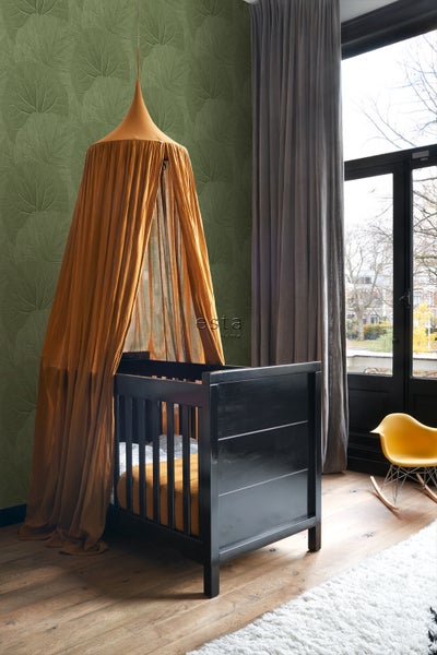 Zimmer mit Kinderbett mit Himmel, Tapete und Fenster