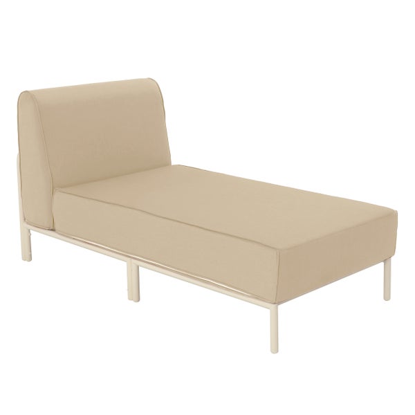 Beige gepolsterte Gartenliege mit Rückenlehne und hellem Metallgestell.