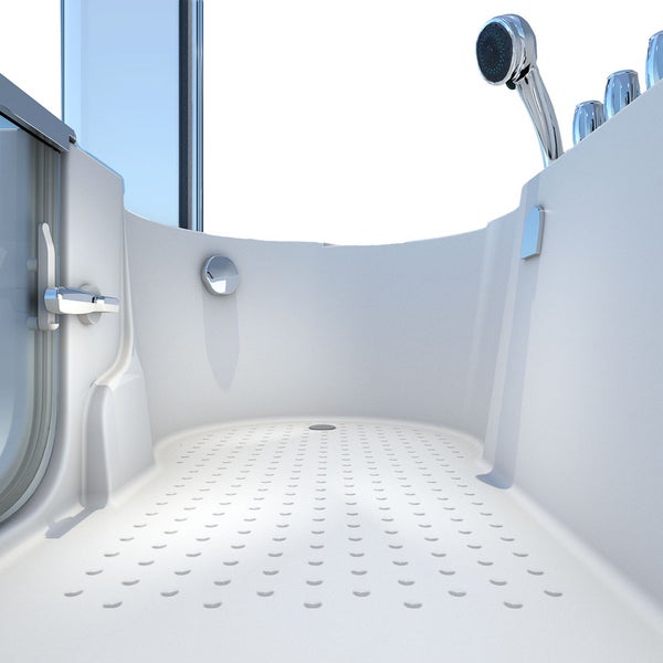 Begehbare Badewanne mit rutschhemmendem Boden, Handbrause, verchromten Armaturen und gläserner Einstiegstür.
