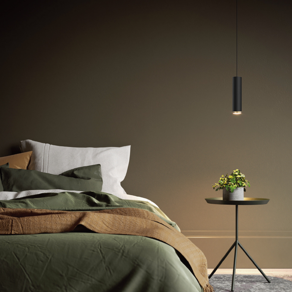 Schlafzimmer mit Bett, Nachttisch und Pendelleuchte