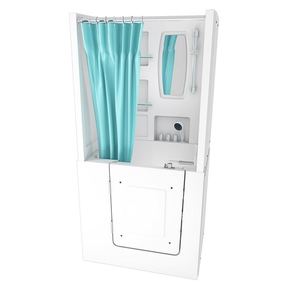 Sitzbadewanne mit Tür, türkisem Duschvorhang, Armaturen, Spiegel und Haltegriff.