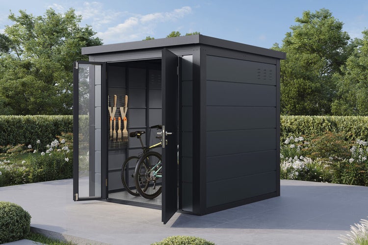 Modernes Metallgerätehaus mit Pultdach und Flügeltür in einem Garten auf einer Terrasse stehend.