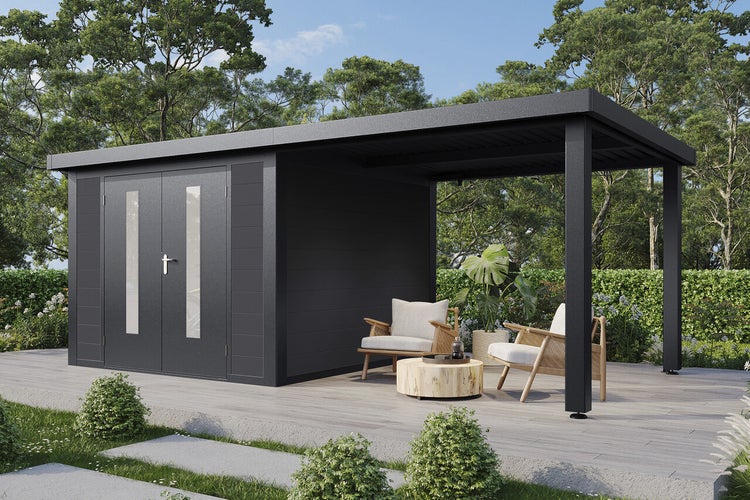 Modernes Gartenhaus aus Metall mit integriertem Schleppdach und Doppeltür mit Glaseinsätzen, platziert auf einer Terrasse mit Loungemöbeln.