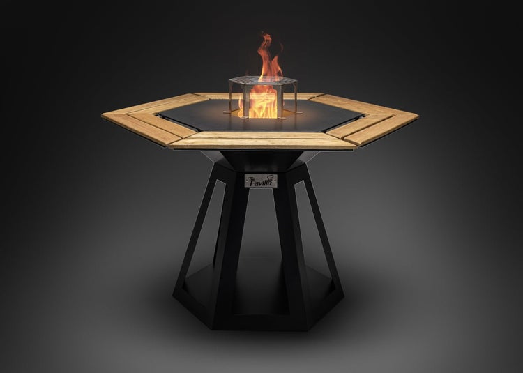 Sechseckiger Favilla Feuergrill mit Tischplatte aus Holz und einem Metalluntergestell.
