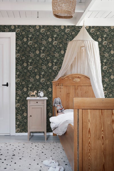 Kinderzimmer mit einem Holzbett und einer Wand mit floraler Tapete