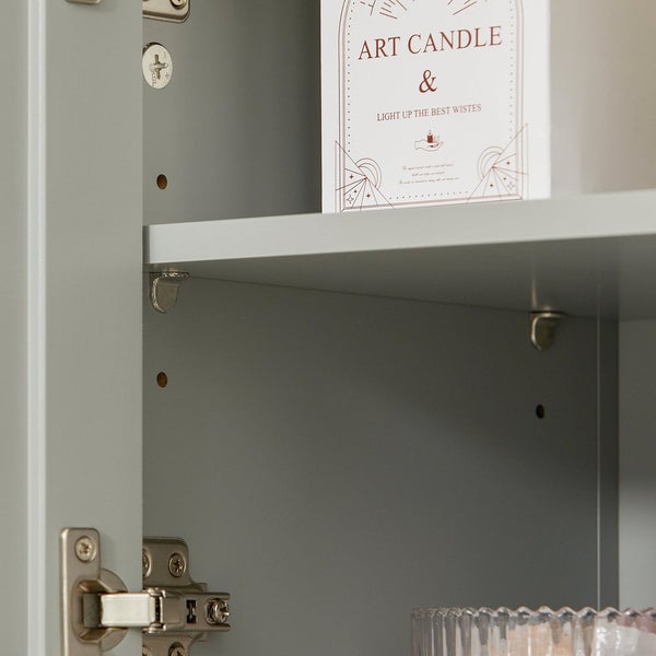 Innenansicht eines Badezimmerschranks mit Regalböden und Beschlägen