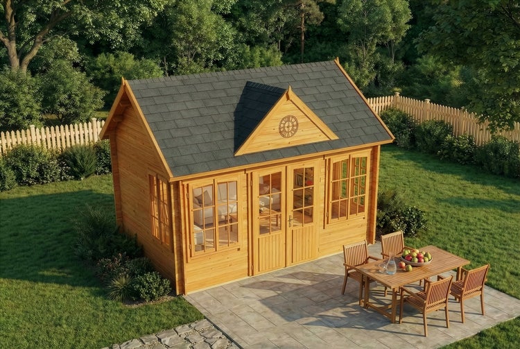 Gartenhaus aus Holz mit Satteldach, Schindeln und Glasfront, davor eine Terrasse mit Sitzgruppe im grünen Garten.