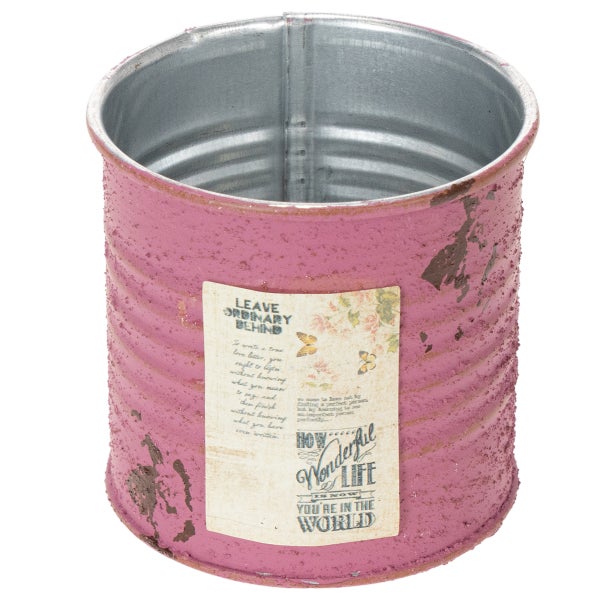Dekorativer Metalltopf in Rosa mit Vintage-Etikett und strukturierter, geriffelter Oberfläche.