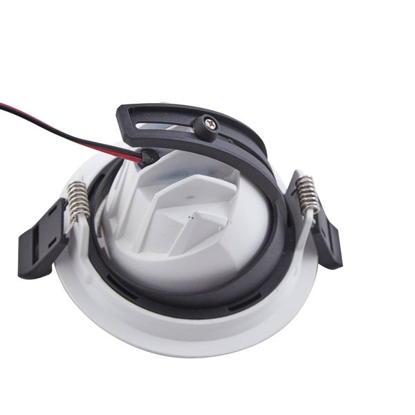 Rückansicht eines runden Einbaustrahlers mit zwei Federklammern zur Montage, einem verstellbaren schwarzen Haltebügel und Anschlusskabeln.