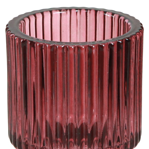 Zylindrischer Teelichthalter aus geriffeltem rotem Glas.