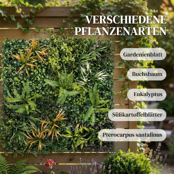 Künstliche Pflanzenwand mit verschiedenen Pflanzenarten wie Gardenienblatt, Buchsbaum und Eukalyptus an einem Holzzaun.