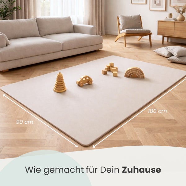 Große Spielmatte 90 mal 180 Zentimeter in einem hellen Wohnzimmer mit Holzspielzeug auf Fischgrätparkett.