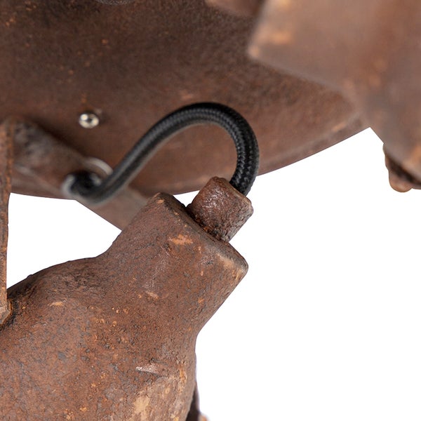 Detailaufnahme einer Deckenleuchte aus Metall mit Stromkabel