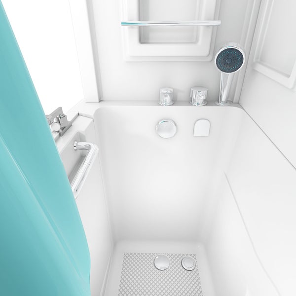 Seniorenbadewanne mit Dusche, Einstiegstür, Haltegriff, Duschvorhang und Sitz, in einem hellen Zimmer mit Sessel und Pflanze.