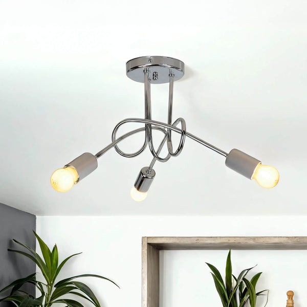 Deckenleuchte mit drei Armen und Leuchtmitteln im Raum