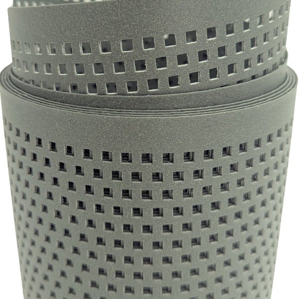 Nahaufnahme einer Rolle aus perforiertem Kunststoff als Rasenwabe