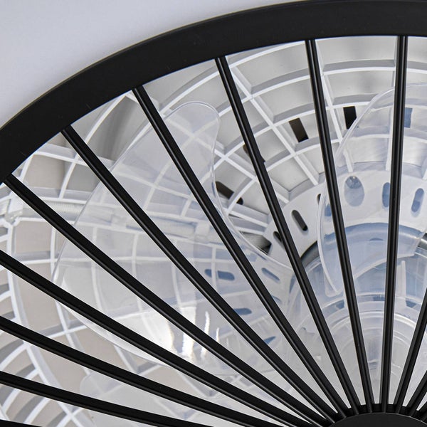 Detailansicht eines Deckenventilators mit schwarzem Metallgitter und transparenten Flügeln.
