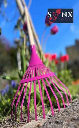 Gartenrechen mit Holzstiel und Zinken aus Metall