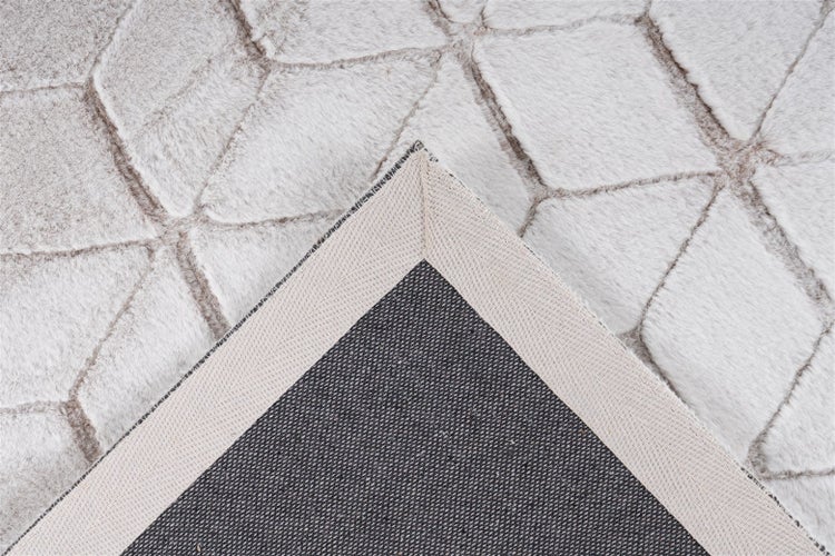 Weicher Kunstfell-Teppich mit geometrischem Muster und rutschfester Rückseite.