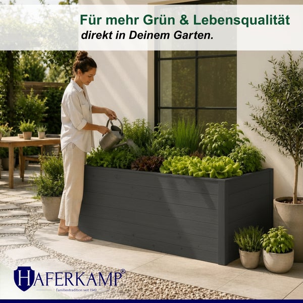 Eine Frau gießt ein dunkelgraues Hochbeet aus Holz mit Pflanzen auf einer Terrasse. Haferkamp Logo im Bild.