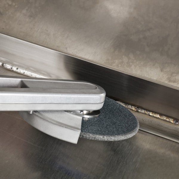 Kehlnahtschleifer beim Bearbeiten einer Schweißnaht an einem Metallwerkstück.