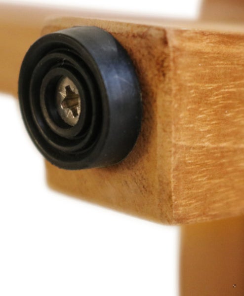 Detailansicht eines Holzmöbelfußes mit Bodenschoner und Schraube