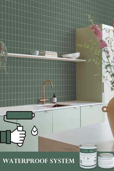 Badezimmer mit Armatur, Waschbecken und grün gefliester Wand