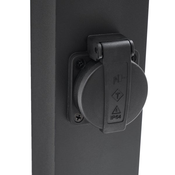 Außensteckdose mit Schutzklappe, geschützt gegen Staub und Spritzwasser, montiert an einer dunklen Säule.