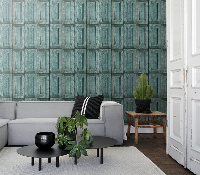 Wohnzimmer mit grauer Couch und Wandtapete in Holzoptik