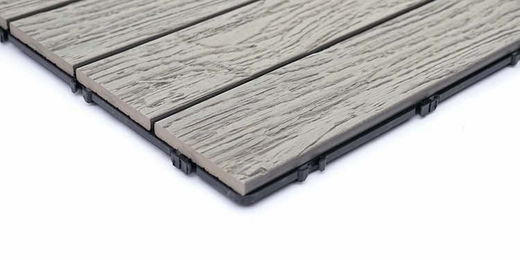 Klickfliese aus Holz-Kunststoff-Verbundwerkstoff in Grau mit Holzmaserung und Kunststoff-Unterkonstruktion.