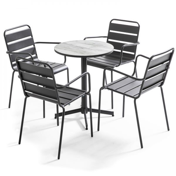 Gartenmöbel Set bestehend aus einem runden Bistrotisch mit Tischplatte in Holzoptik und vier Armlehnstühlen aus Metall mit Lattendesign.