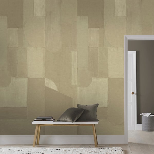 Innenraum mit geometrischer Tapete, Bank und Kissen