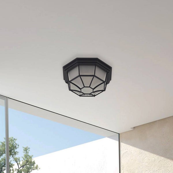 Achteckige Außen-Deckenleuchte mit schwarzem Metallgitter und mattem Glas an einer weißen Decke.
