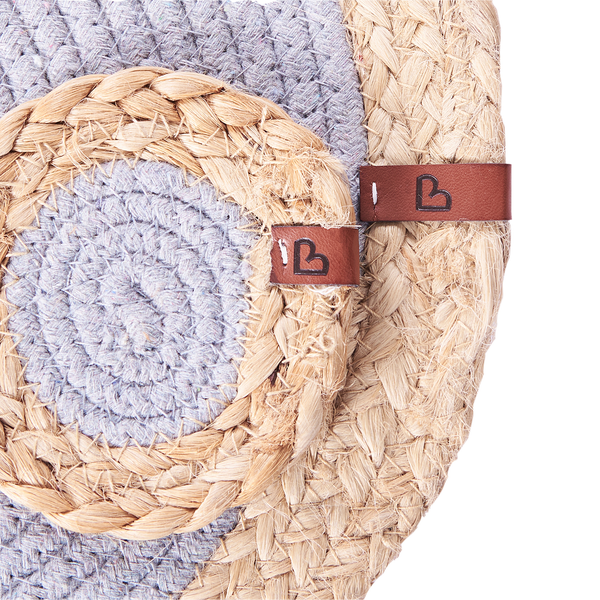 Runde Topfuntersetzer aus geflochtenem Jute und Textil mit Lederelement und Herzsymbol.