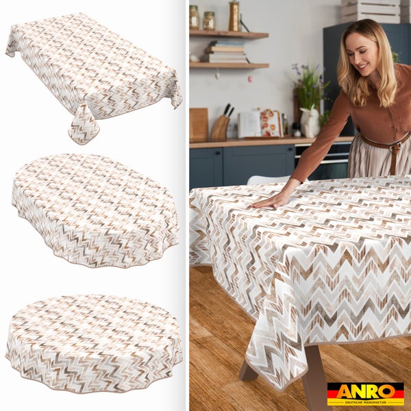 Abwaschbare Tischdecke mit Zickzack-Muster in verschiedenen Formen. Frau deckt Tisch in einer modernen Küche. ANRO Deutsche Manufaktur Logo.