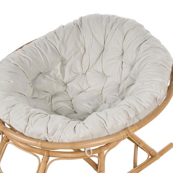 Papasan Schaukelsessel aus Rattan mit weichem Sitzkissen.