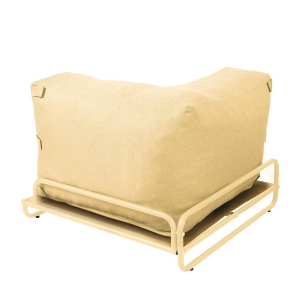 Beiges Eckmodul eines Loungesofas mit Metallgestell und weichem Sitzkissen für den Außenbereich.