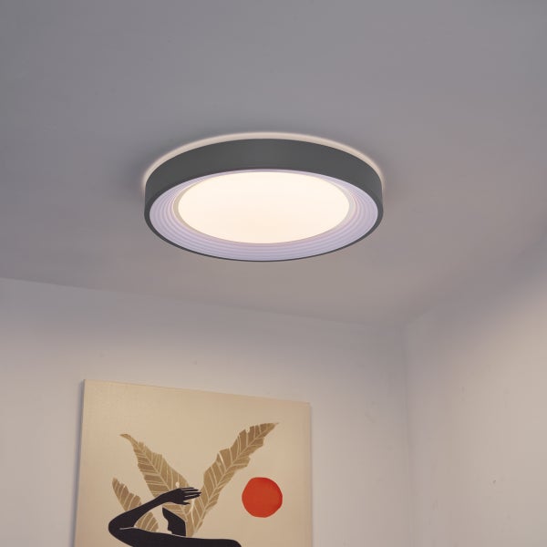 Graue runde Deckenleuchte im Raum