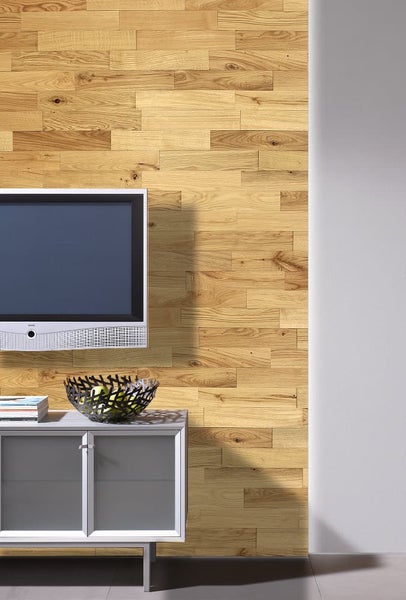 Wandverkleidung aus Holzpaneelen mit Fernseher und Kommode im Wohnzimmer.