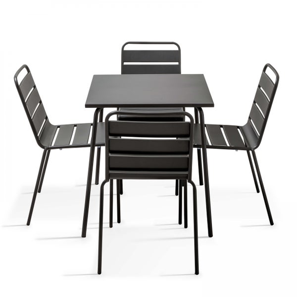 Gartenmöbel-Set aus Metall bestehend aus einem quadratischen Tisch und vier Stühlen mit Latten-Design.