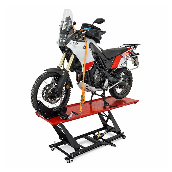 Hydraulische Motorradhebebühne in angehobener Arbeitshöhe mit einem auf der Plattform gesicherten Motorrad.