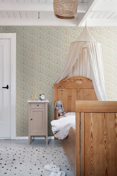 Kinderzimmer mit gemusterten Tapeten, Holzbett und Nachttisch