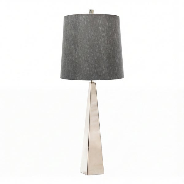 Tischleuchte mit Lampenschirm und Metallfuß