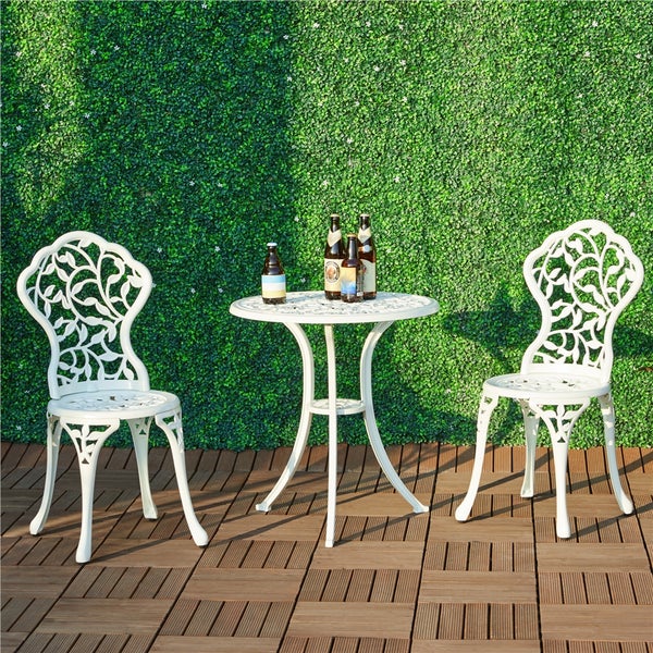 Gartenset mit Tisch und zwei Stühlen aus Metall auf einer Terrasse