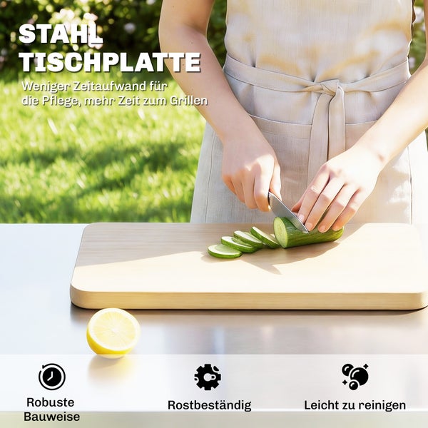 Stahl-Tischplatte für den Außenbereich, auf der eine Person Gemüse schneidet. Symbole für robuste Bauweise, Rostbeständigkeit und leichte Reinigung.