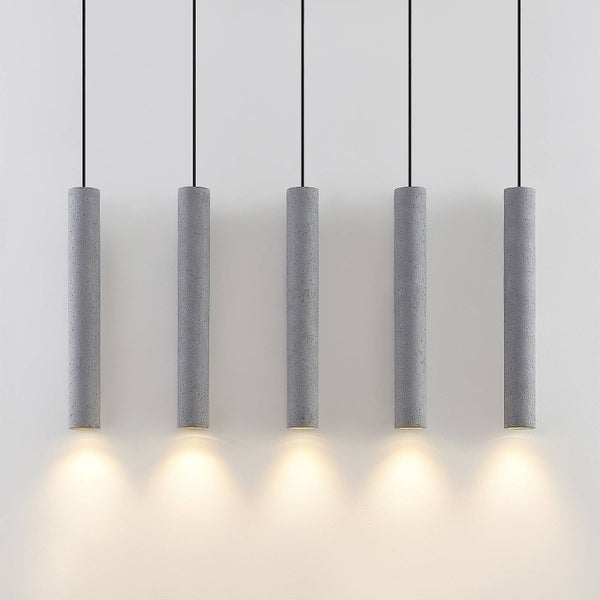Fünf hängende Pendelleuchten aus grauem Beton in zylindrischer Form mit schwarzen Kabeln und warmweißem Lichtschein nach unten.
