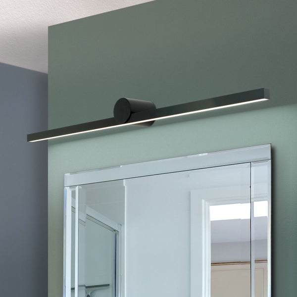 Moderne LED Spiegelleuchte in schlankem Design zur Wandmontage über einem Badezimmerspiegel für direkte Beleuchtung.
